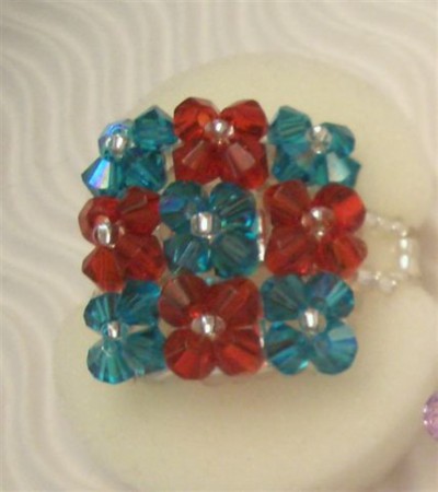 *BIN ZU HABEN* Ring aus Swarovskisteinen petrol/rot